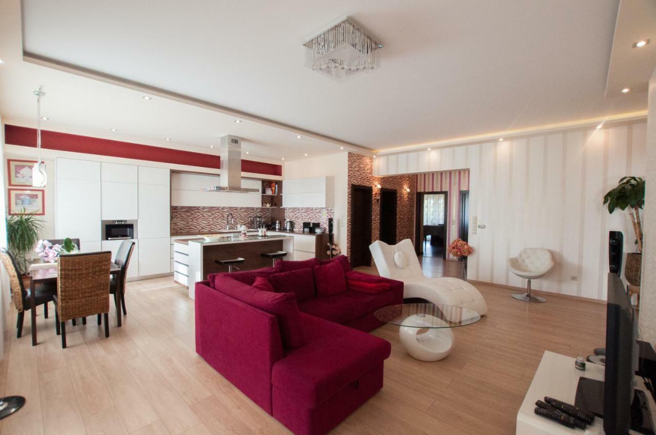 Prestige Apartment Комарно Экстерьер фото