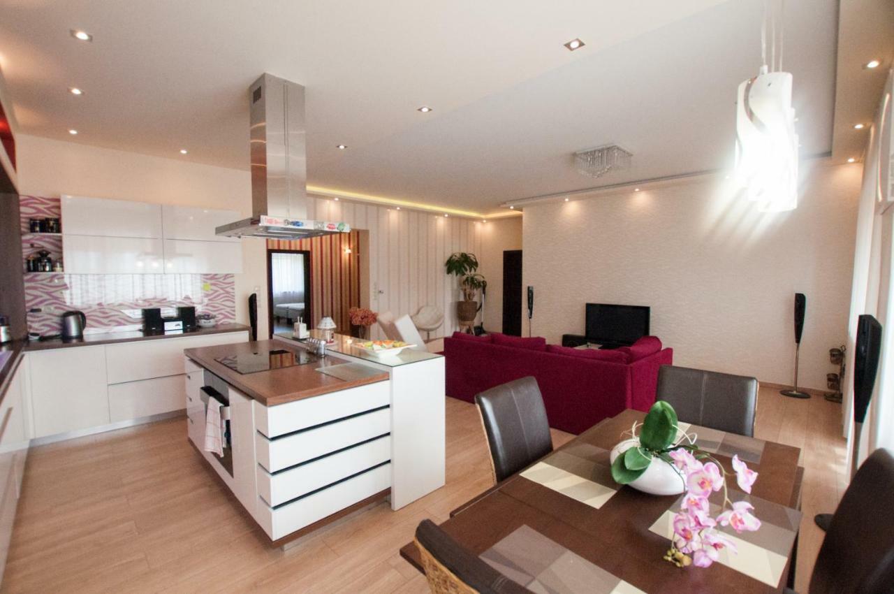 Prestige Apartment Комарно Экстерьер фото